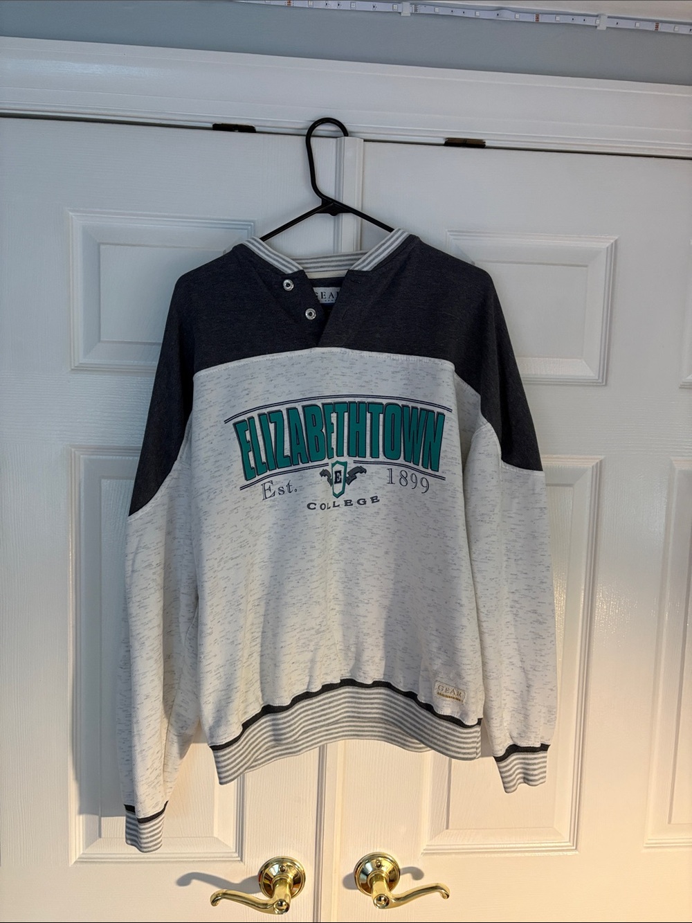 Vintage Elizabethtown College snap on crewneck
